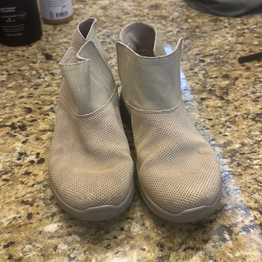 P Sketchers air cooled,
 7.5 tan suede ankle sketchers with rubber soles;